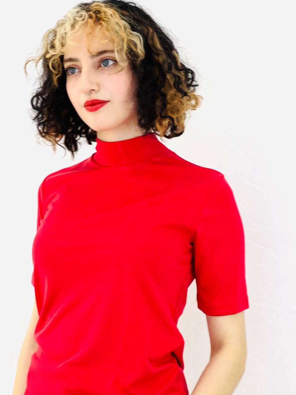 חולצת לבן חלבי- אדום