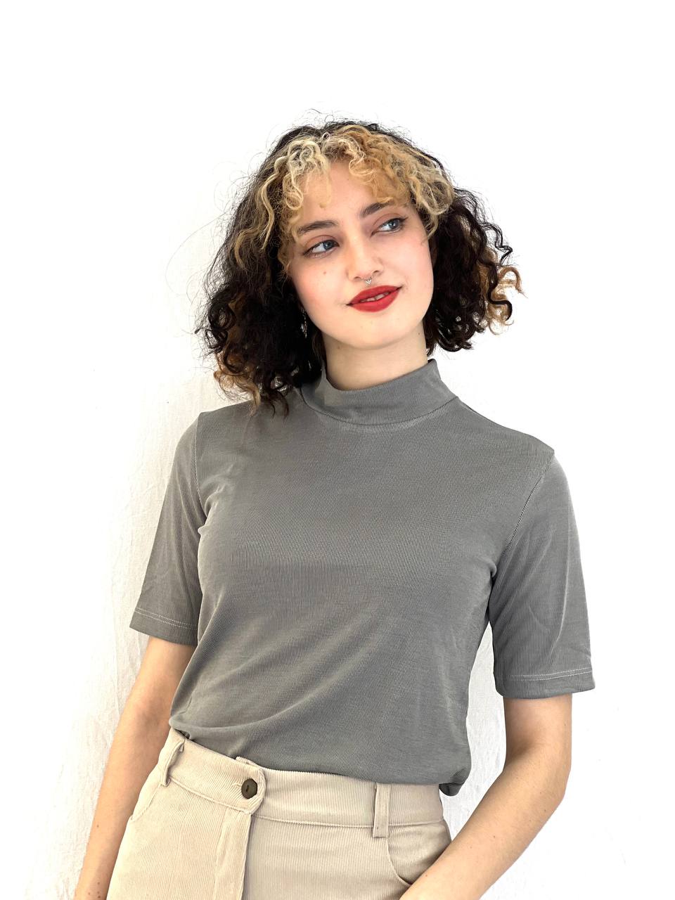 חולצת לבן חלבי- אפור- אבן