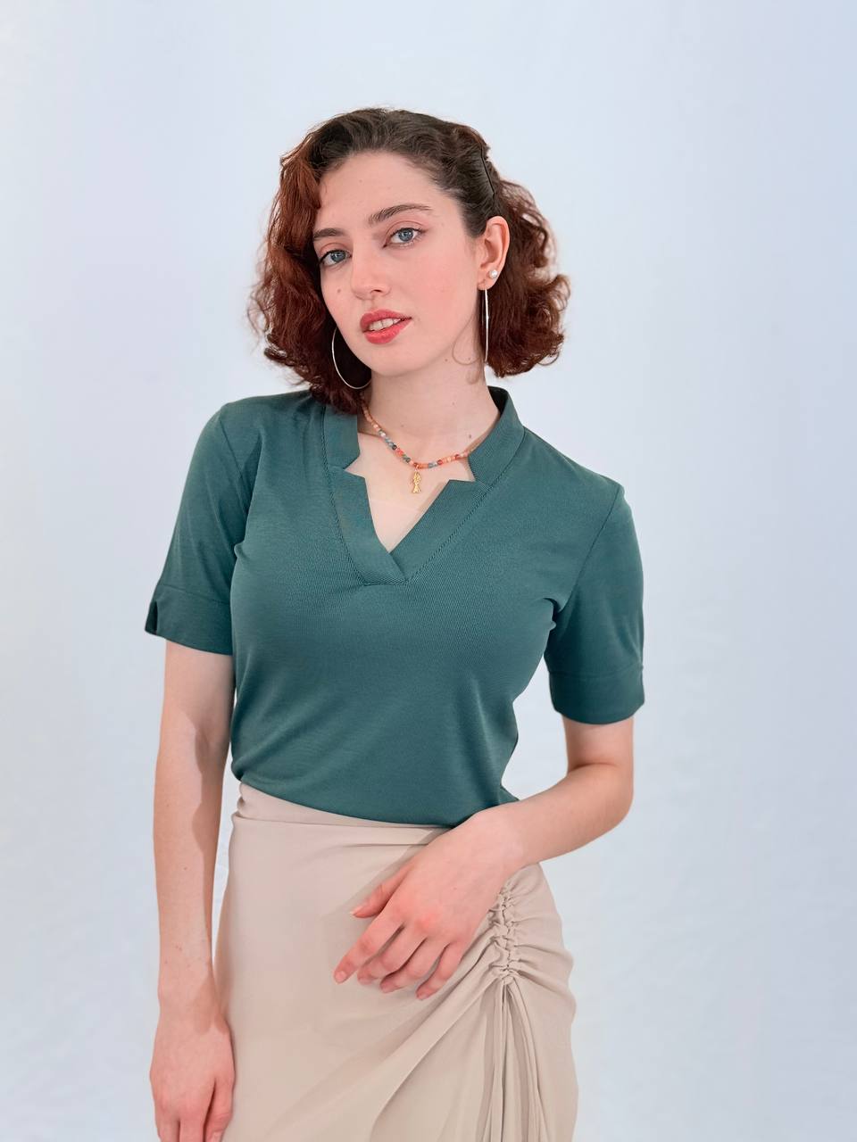 חולצת לבן חלבי- ירוק